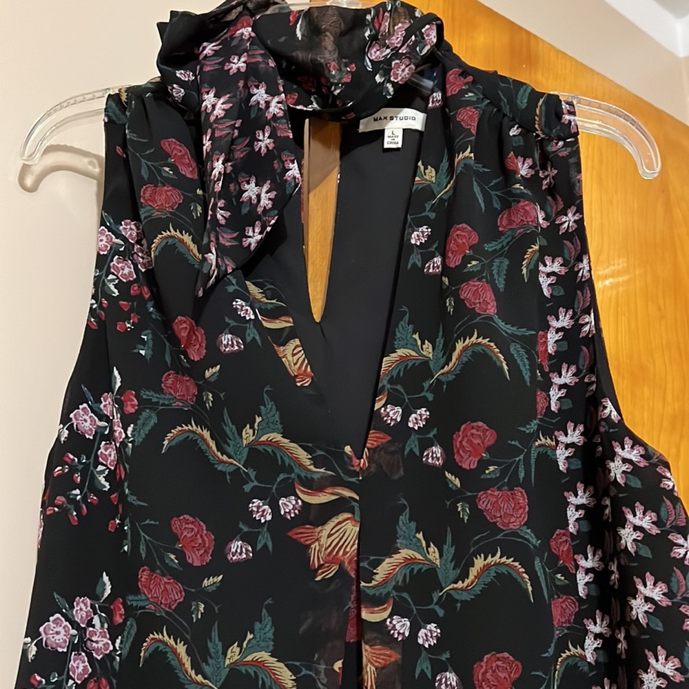 Max Studio Printed Tunic V Neck and tye also had lining. Gently worn like new